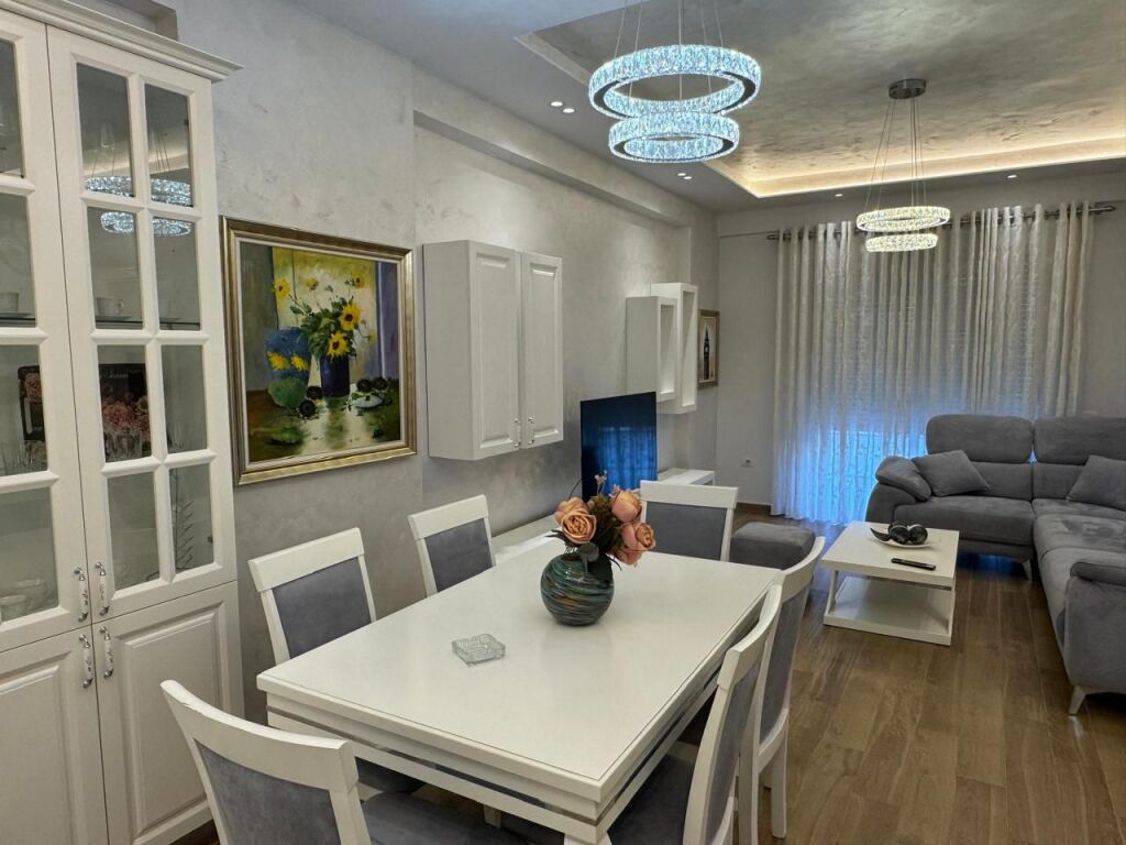 Affittasi: Moderno Appartamento 2+1 @ Residenza Golden Park 📍 Posizione: Di fronte all'Ospedale Americano 3 (Via Bedri Karapici) 💰 Prezzo: 60.000 Lek/mese