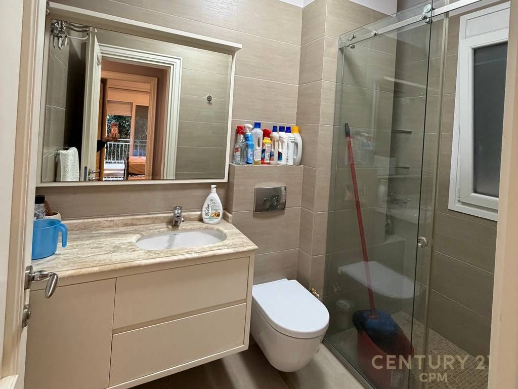 Apartament 2+1 me oborr për shitje në Gjirin e Lalezit!