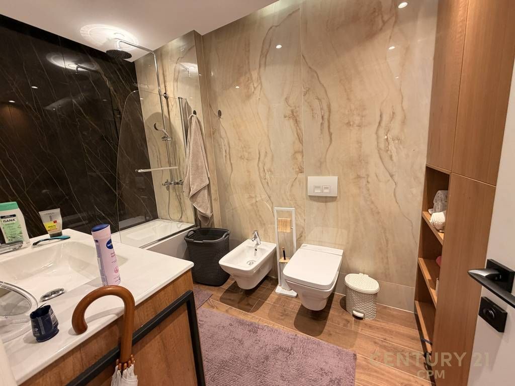 VENDIAMO APPARTAMENTO 3+1+2+2 POSTI AUTO VICINO ALLO STADIO AIR ALBANIA