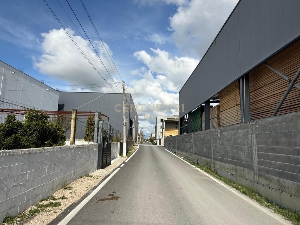 Projekti i ri në zonën e Malit të Robit: Objekti ofron facilitete te nevojshme per nje jetese komode ose per nje investim ideal ne zonen e bregdetit. Ndertim me cilsesi te larte dhe standart.   Vendndodhja: Mali i Robit, një zonë që kombinon qetësinë e pushimeve me komoditetin e përditshmërisë. Ideale si për banim të përhershëm, ashtu edhe si investim sezonal.