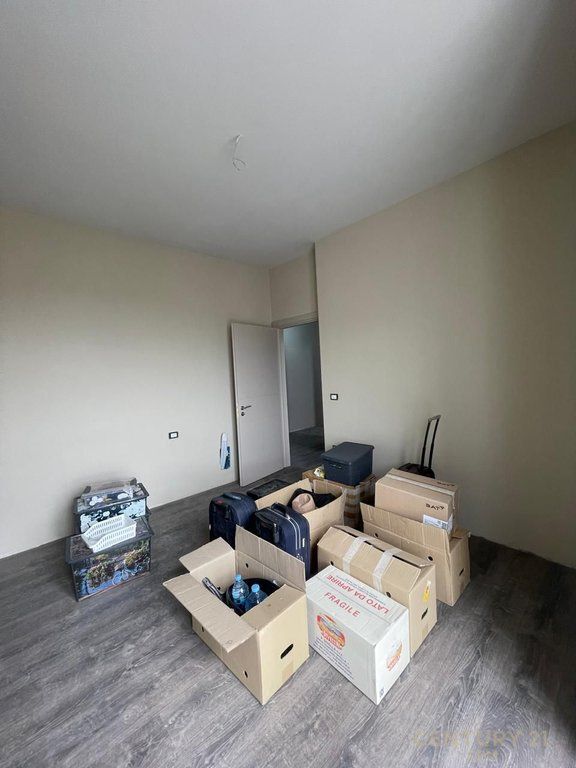 Shitet apartament 3+1+2 tek Komuna e Parisit (Bega 07