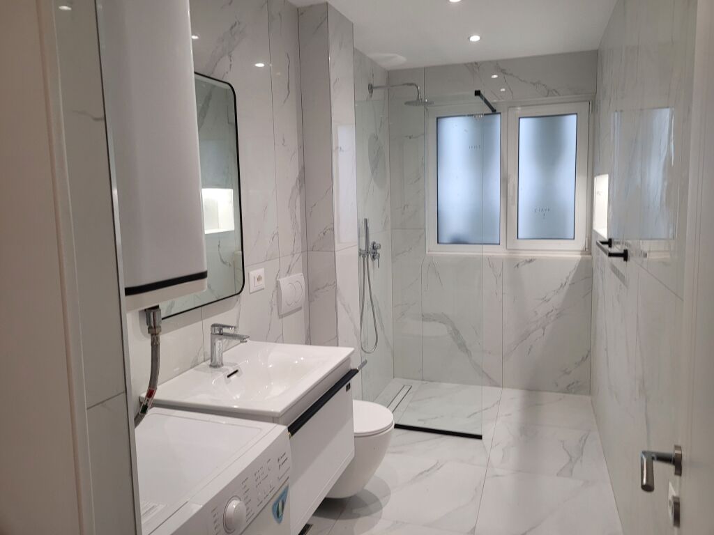 APPARTAMENTO /UFFICIO o residenza 3 più 1 più 3 in Piazza Skenderbej