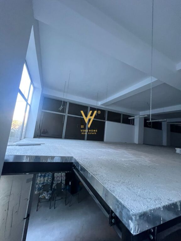 JEPET AMBIENT BIZNESI 240 M2 ME QIRA TE STACIONI I TRENIT 1.500 EURO