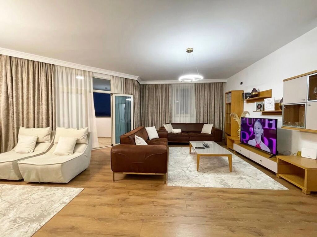 Apartament 3+1+Parking per qira tek Komuna e Parisit.