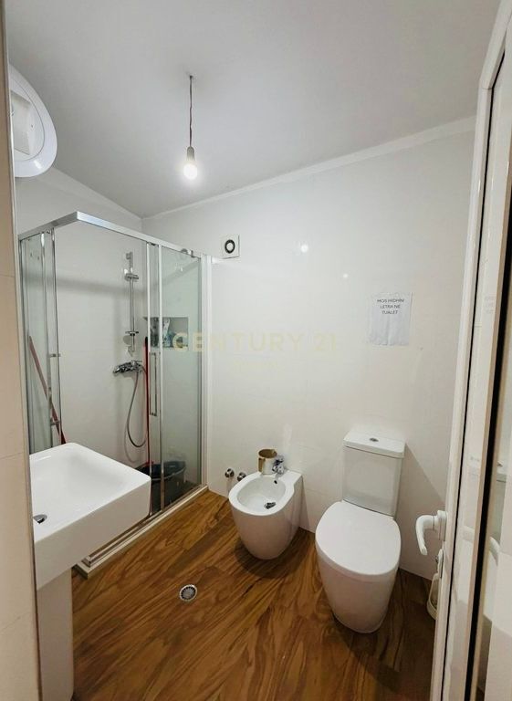 Zyre Me Qira tek Tregu Cam