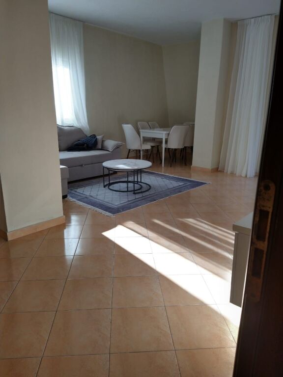 Jepet me Qera Apartament 2+1 tek Kazazi Durres
