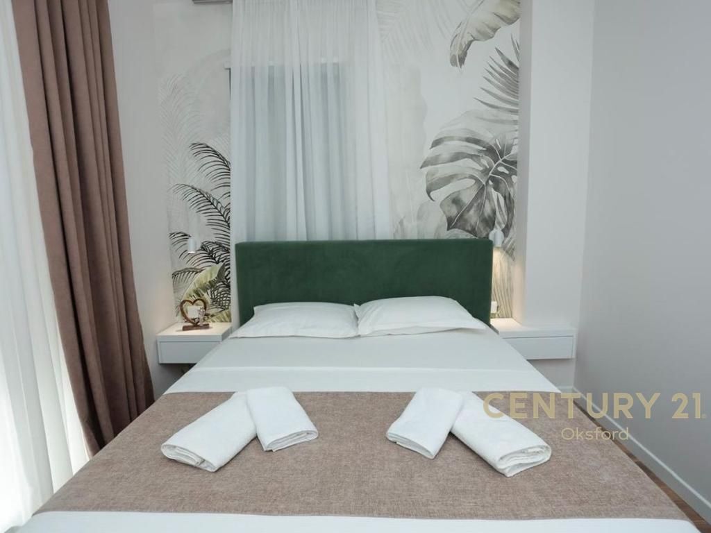 Shitet apartament 1+1 i investuar tek Rruga “Siri Kodra”!  Ofrohet për shitje apartament 1+1 i investuar, i pozicionuar në një zonë shumë të kërkuar dhe lehtësisht të aksesueshme, pranë qendrës së Tiranës.  Detaje të pronës: • Sipërfaqe totale: 69.07 m² • Sipërfaqe neto: 54.95 m² • Kati: 1  Organizimi: Apartamenti organizohet në një korridor shpërndarës, një dhomë gjumi dhe një tualet.  Karakteristika: • I investuar dhe i arreduar, gati për banim ose përdorim të menjëhershëm • Orientim shumë i favorshëm, me ndriçim natyral gjatë gjithë ditës • Vendndodhje strategjike, vetëm rreth 10 minuta nga qendra • Zonë e zhvilluar, pranë të gjitha faciliteteve si markete, shkolla, transport publik dhe shërbime të ndryshme  Ideale për investim, veçanërisht për qira afatshkurtër si Airbnb.  Për më shumë informacion ose për një vizitë në pronë, ju lutem na kontaktoni!