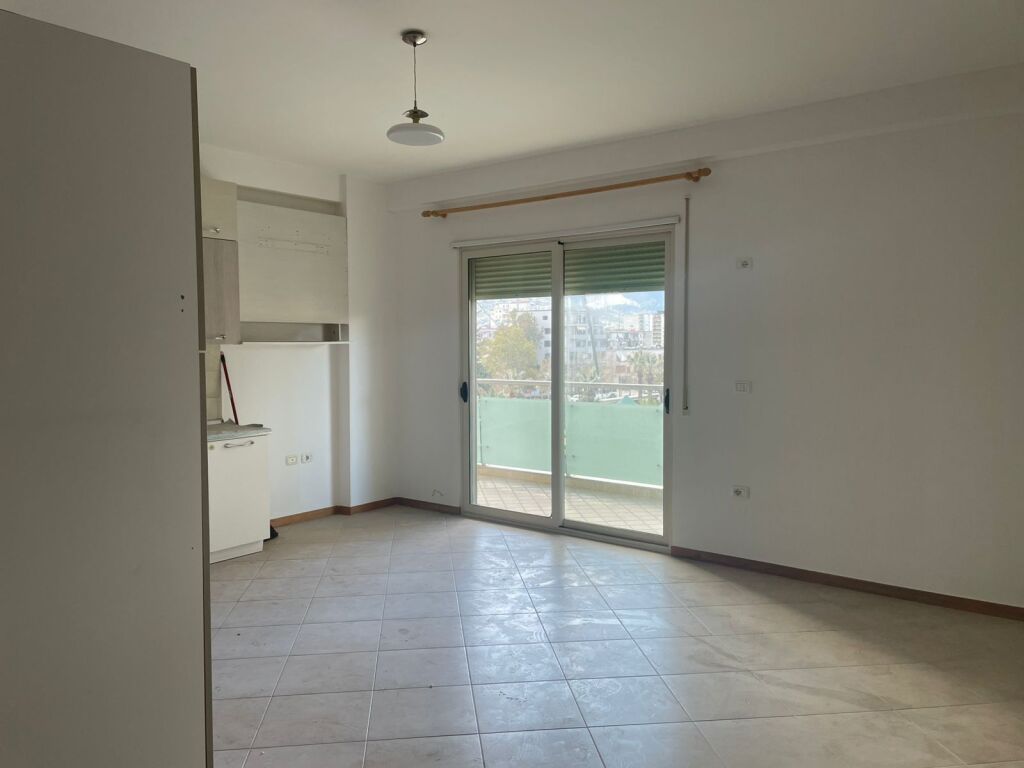 🏡 APARTAMENT 3+1 ME QIRA – PRANË PARKUT AULONA, VLORË
