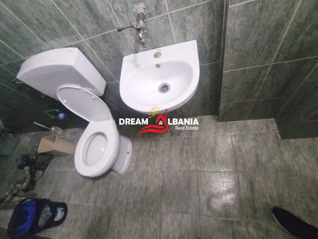 Affittasi negozio nella zona di Blloku vicino alla Scuola Petro Nini Luarasi – super opportunità di business! ( ID 42711159 )