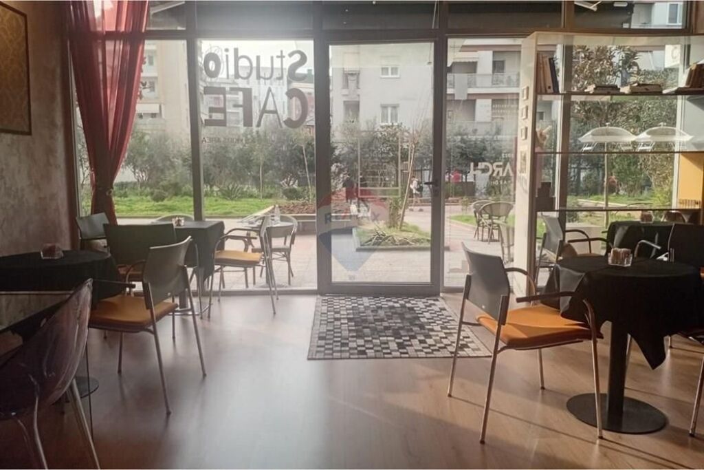 Shitet Biznesi tek Komuna e Parisit