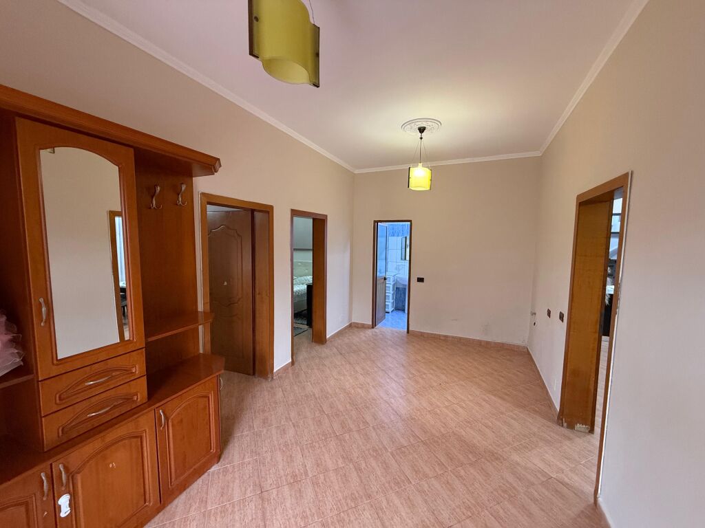 📣 AFFITTO Appartamento 2+1 con Parcheggio 📍 Vicino a Casa Italia ✨   🏠 Parte di Villa 🪜 Piano 1  🛋️ Arredato con Condizioni Moderne   💶 Prezzo 50.000 Leke al Mese