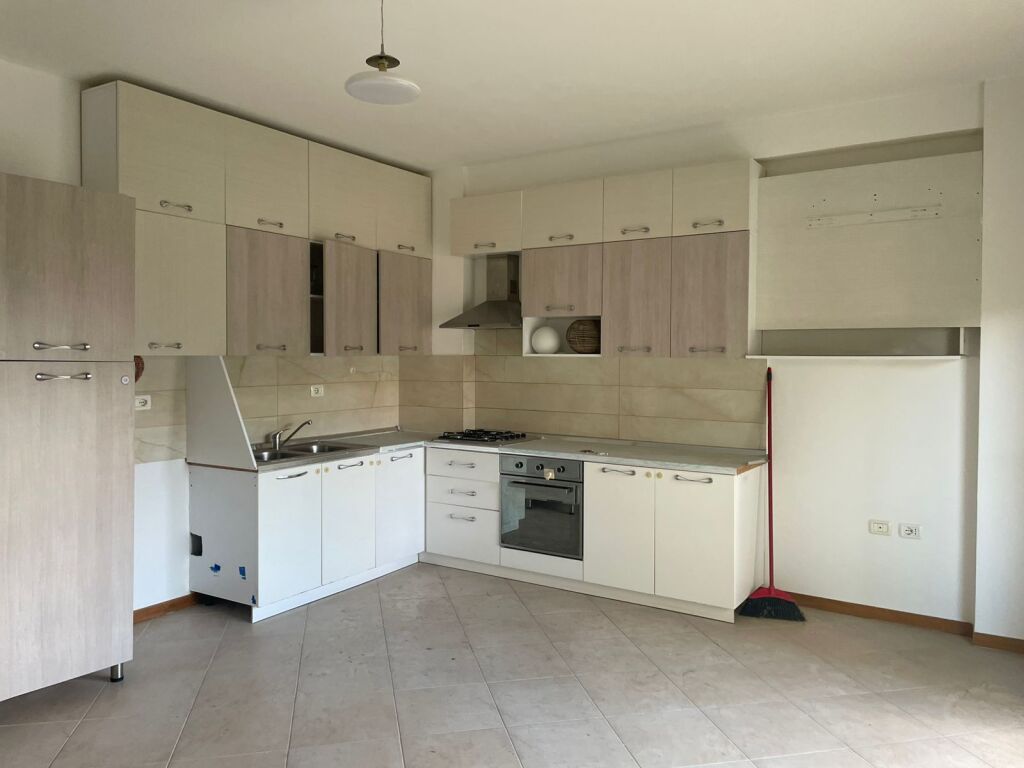 🏡 APARTAMENT 3+1 ME QIRA – PRANË PARKUT AULONA, VLORË