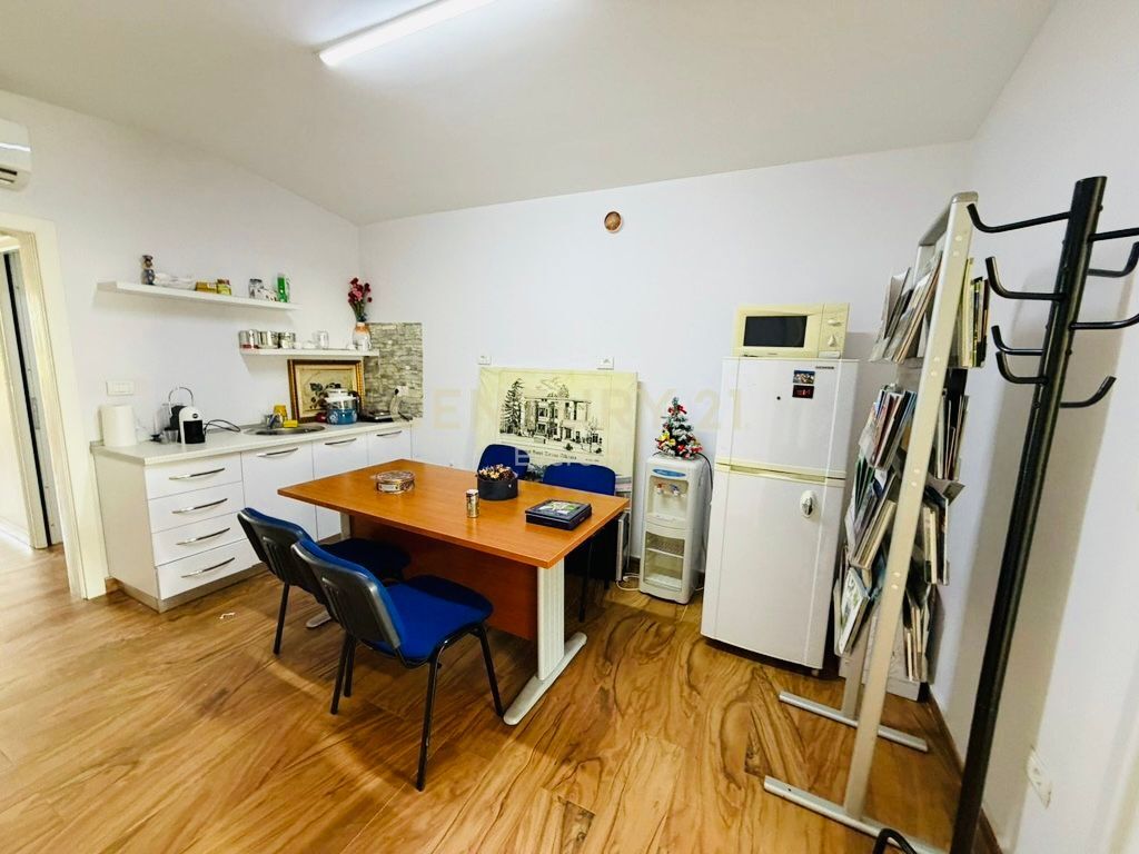 Zyre Me Qira tek Tregu Cam