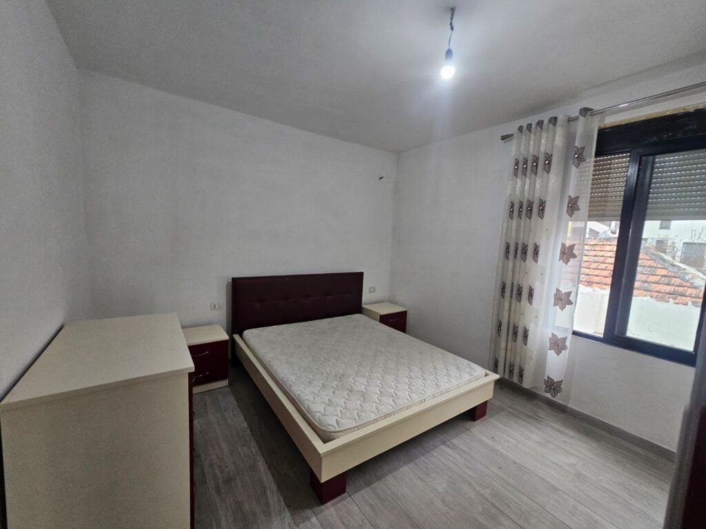 JEPET ME QERA APARTAMENT 2+1 + VERANDË PRANE KOPSHTIT IVINA
