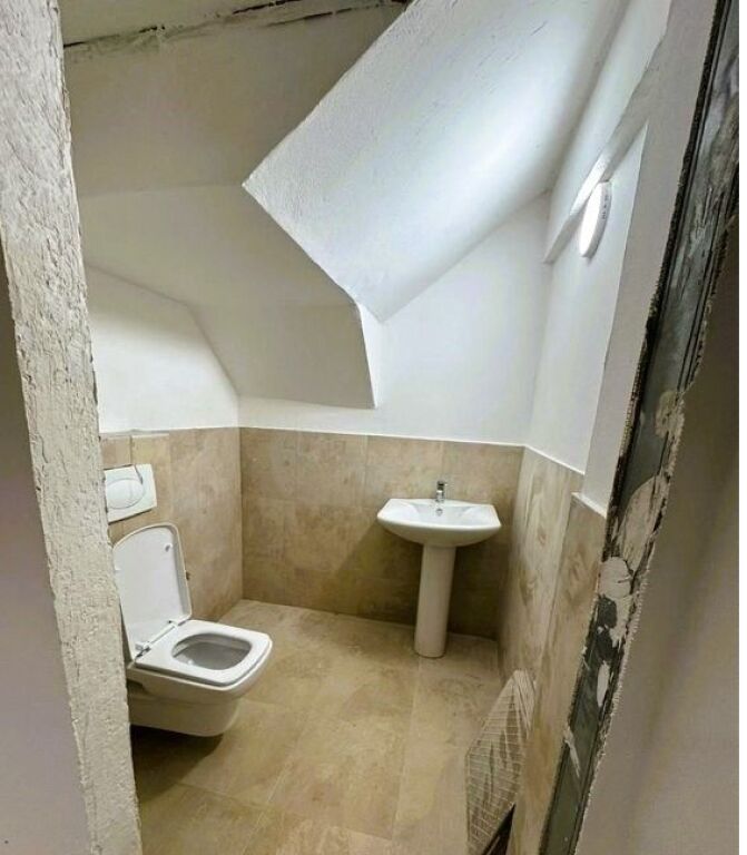 AFFITTO MAGAZZINO ALL'INCROCIO DEL COMUNE DI PARIGI.