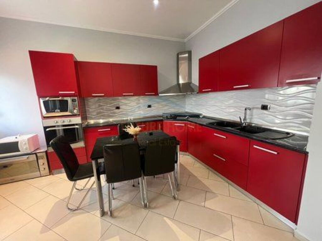 Shitet apartament 2+1 Rruga e Dibres Tirane