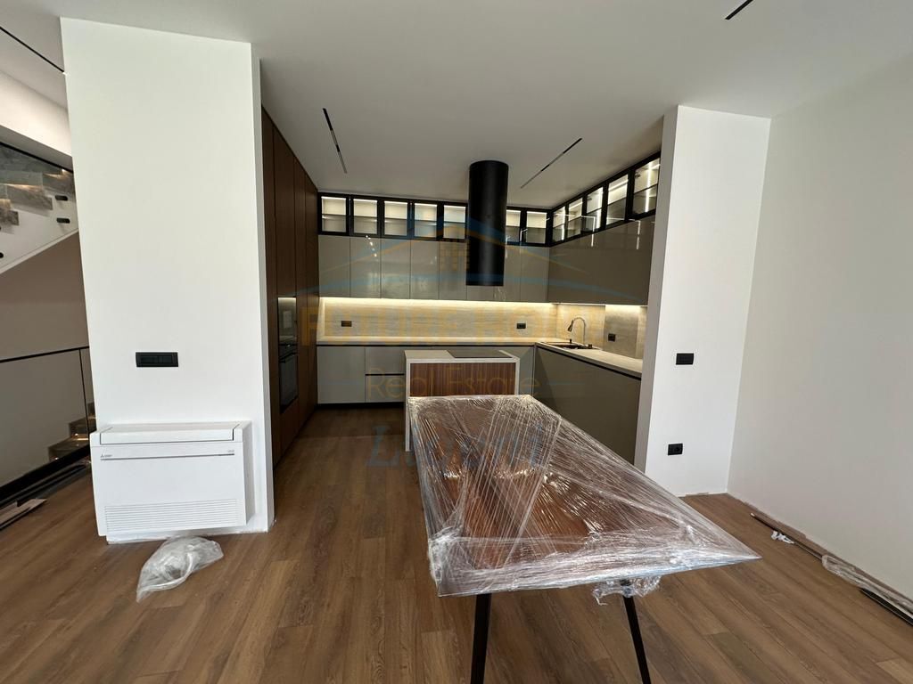 Shitet vile, Vilat Forest, Liqeni i Thate Tirane