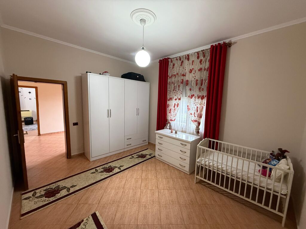 📣 AFFITTO Appartamento 2+1 con Parcheggio 📍 Vicino a Casa Italia ✨   🏠 Parte di Villa 🪜 Piano 1  🛋️ Arredato con Condizioni Moderne   💶 Prezzo 50.000 Leke al Mese