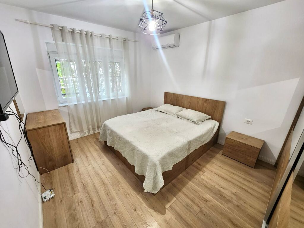 ffittasi Moderno Appartamento 2+1! 🔑 📍 Posizione: Via dei Kosovari (Zona Petro Nini / Lago) 💰 Prezzo: 600 Euro/mese
