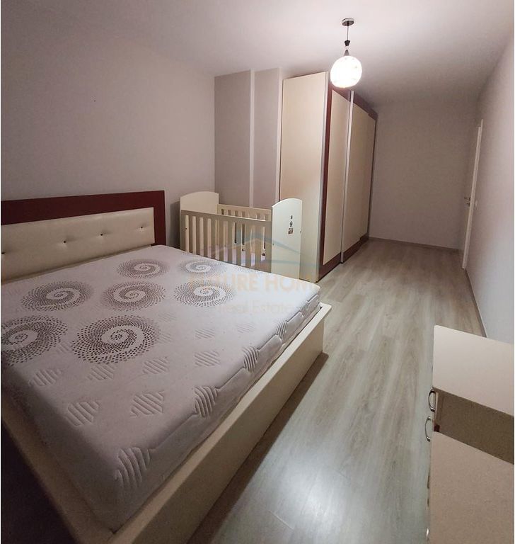 Shitet apartament 2+1+2 Rruga 5 Maj