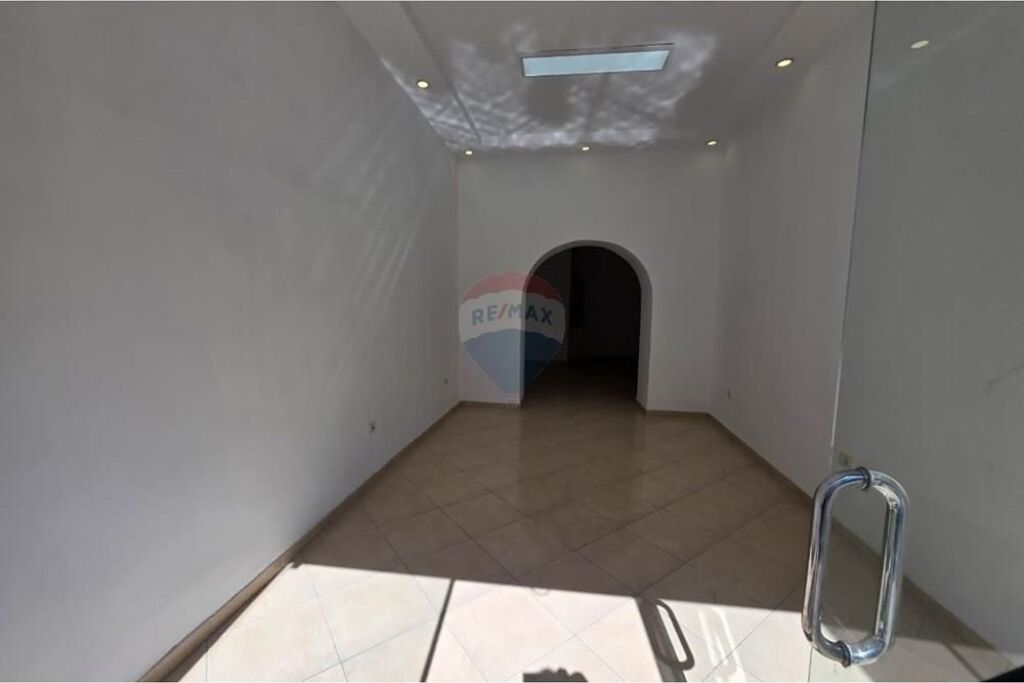 🏢 DYQAN ME QIRA – RRUGA ALI DEMI, VLORË