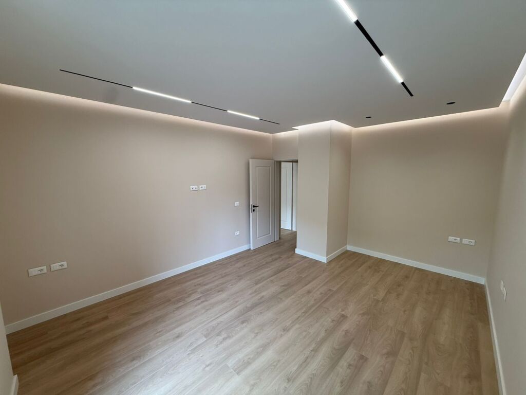 Locale Ufficio in Affitto in Zona Elite – Di Fronte a Coin, Tirana