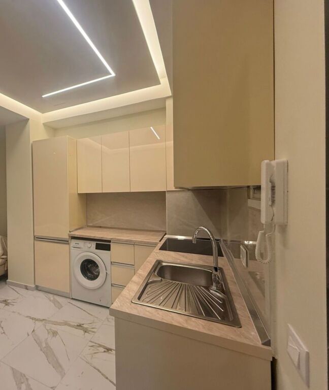 Jepet garsoniere me qera 40 m2  perballe shkolles Bashkuar prane QSUT pediatrise amerikan 2 etj