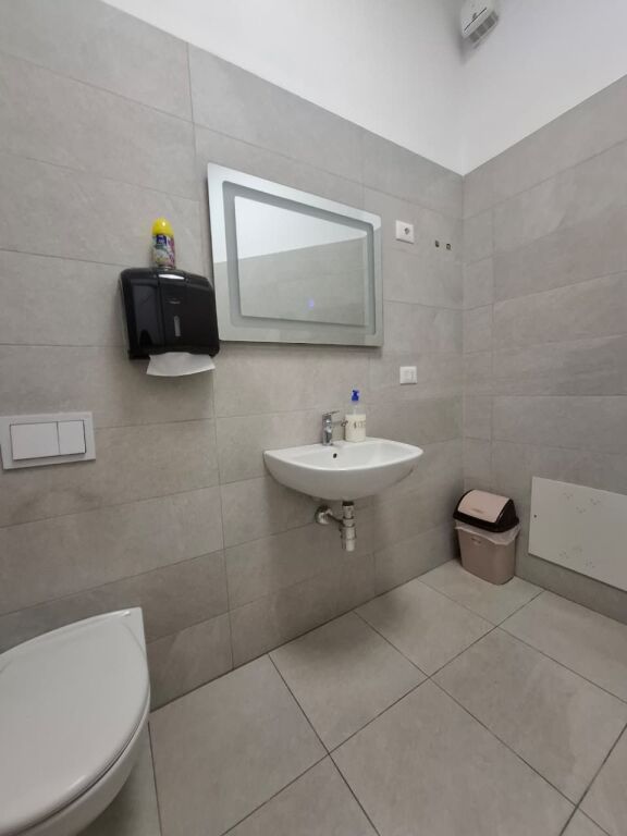 Affittasi Ufficio Premium – Complesso Arlis / Farmacia 10 📍 Posizione: Vista sulla strada principale (Vicino a QSUT e Facoltà di Medicina) 💰 Prezzo: 2.200 Euro/mese