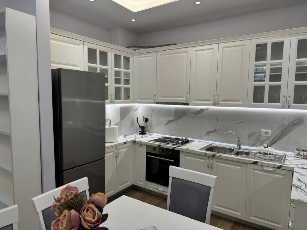 Affittasi: Moderno Appartamento 2+1 @ Residenza Golden Park 📍 Posizione: Di fronte all'Ospedale Americano 3 (Via Bedri Karapici) 💰 Prezzo: 60.000 Lek/mese