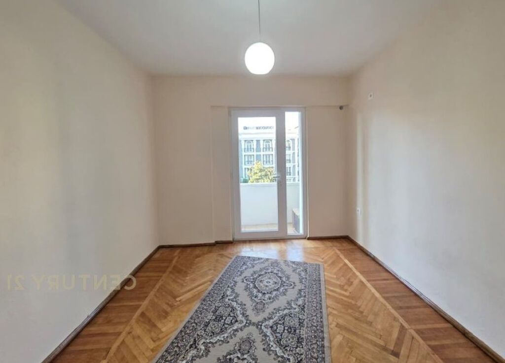 Empty apartment for rent at Pazari i Ri