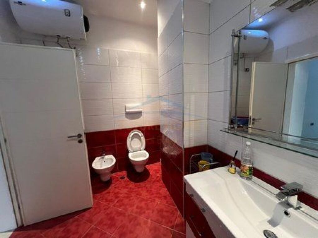 Shitet apartament 2+1 Rruga e Dibres Tirane