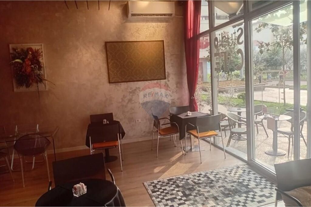 Shitet Biznesi tek Komuna e Parisit