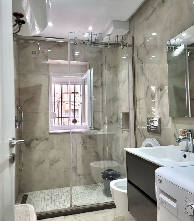 ffittasi Moderno Appartamento 2+1! 🔑 📍 Posizione: Via dei Kosovari (Zona Petro Nini / Lago) 💰 Prezzo: 600 Euro/mese