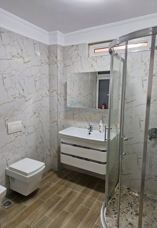 Shitet, Apartament 3+1+2, Porcelan, Tiranë