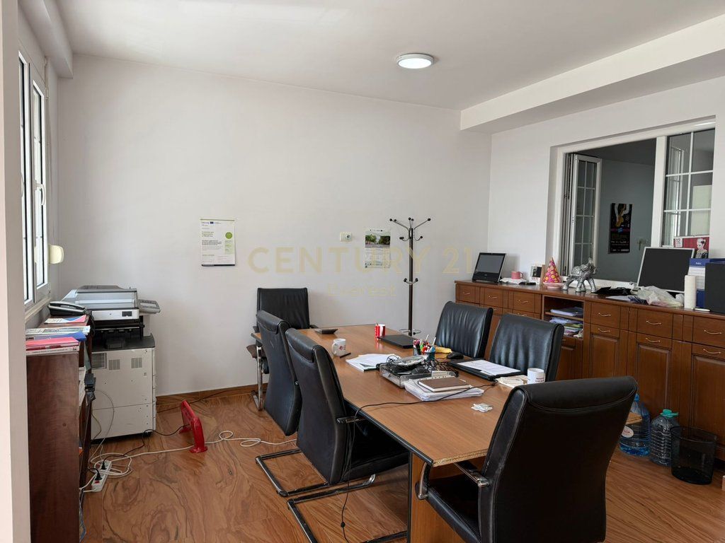 Tek Tregu Cam, Jepet Zyre Me Qira, Me Lokacion Perfekt 1,000 € /Muaj