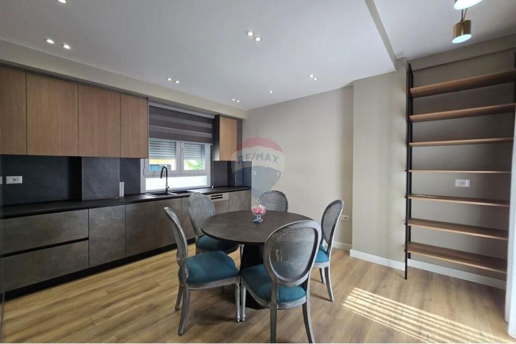 Dupleks per shitje Tek Liqeni i Thate