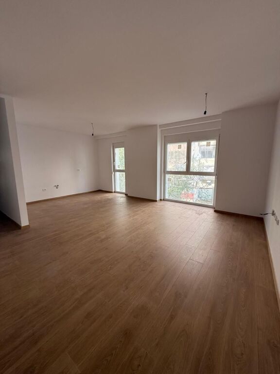 Ufficio in affitto presso lo stadio Air Albania