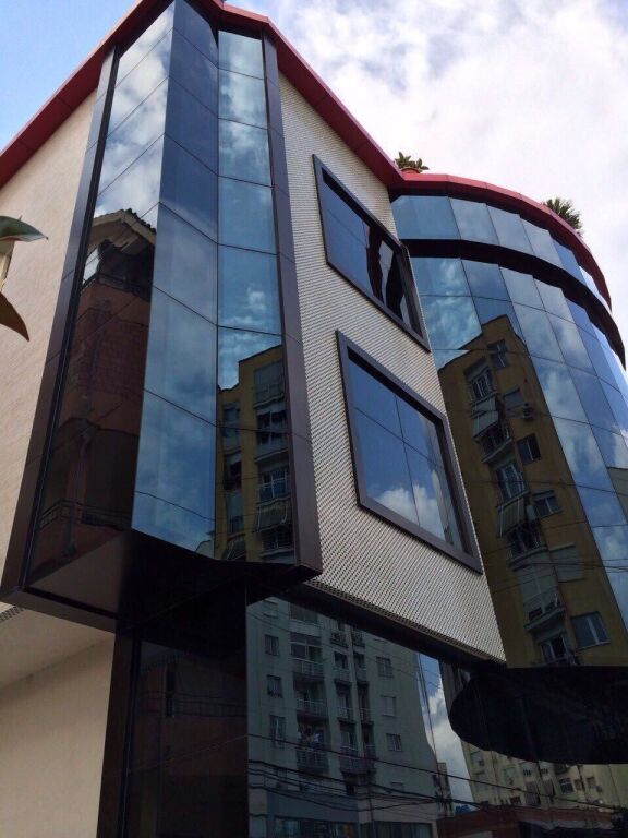 JEPET GODINE BIZNESI ME QERA 1500M2 LAPRAKE