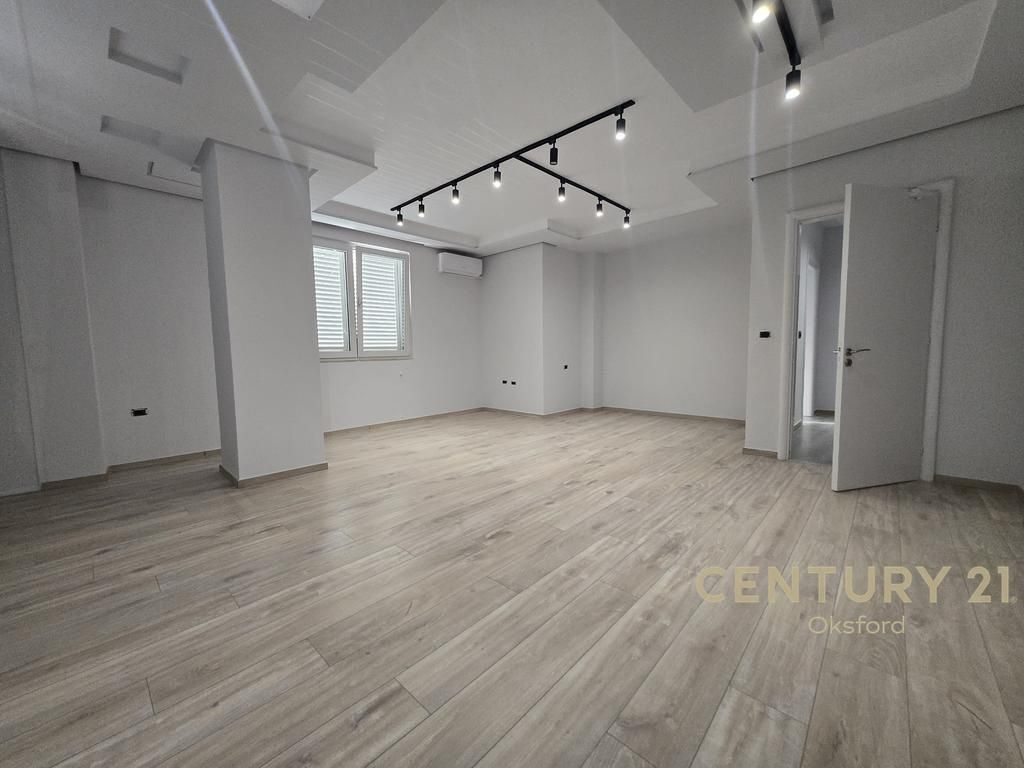 AMBIENT ZYRE ME QIRA PRANË STADIUMIT AIR ALBANIA!