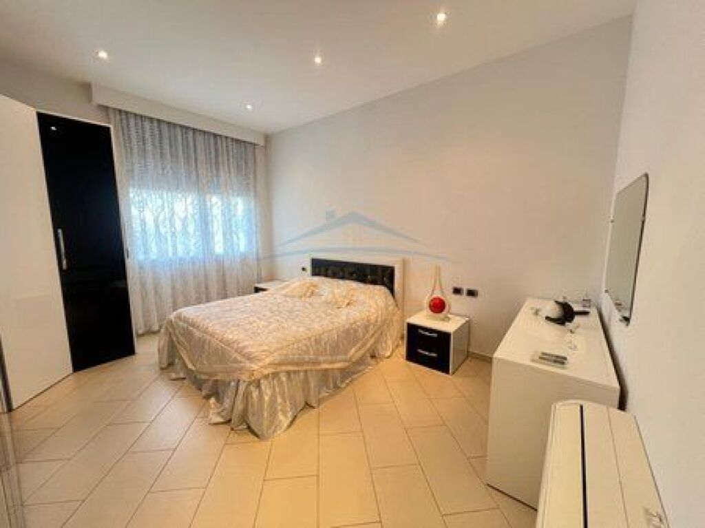 Shitet apartament 2+1 Rruga e Dibres Tirane