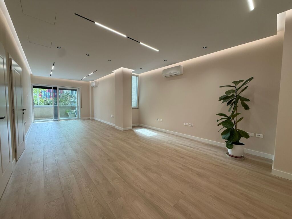 Locale Ufficio in Affitto in Zona Elite – Di Fronte a Coin, Tirana