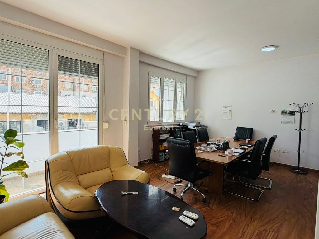 Zyre Me Qira tek Tregu Cam