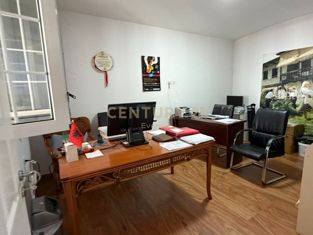 Tek Tregu Cam, Jepet Zyre Me Qira, Me Lokacion Perfekt 1,000 € /Muaj