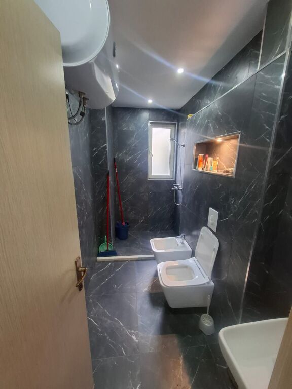 Jepet me Qera Apartament 1+1 Tek Shkembi i kavajes