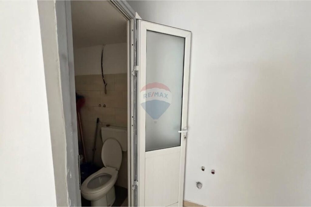 🏢 DYQAN ME QIRA – RRUGA ALI DEMI, VLORË