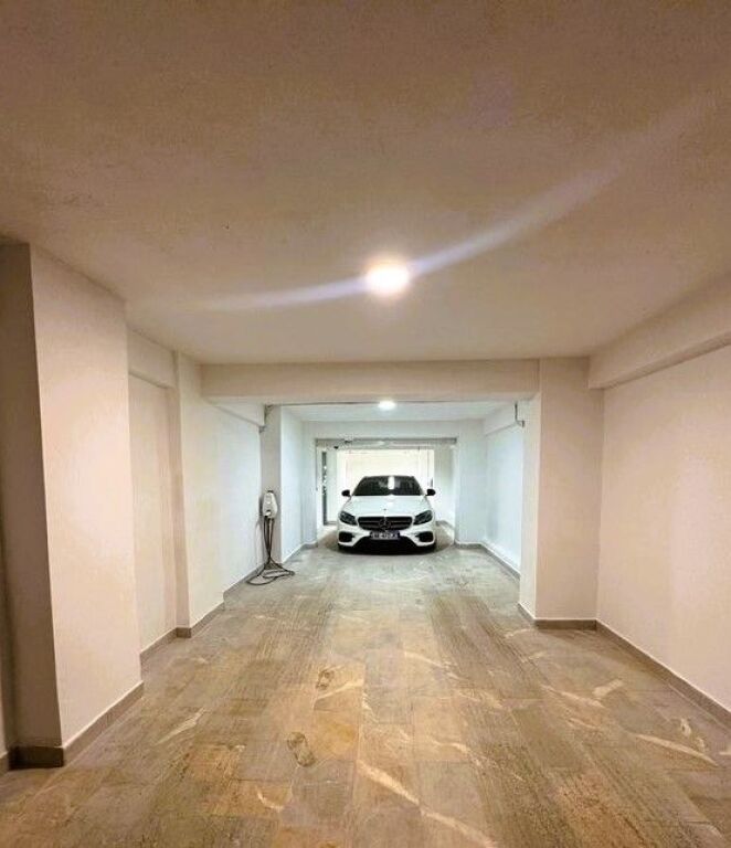 AFFITTO MAGAZZINO ALL'INCROCIO DEL COMUNE DI PARIGI.