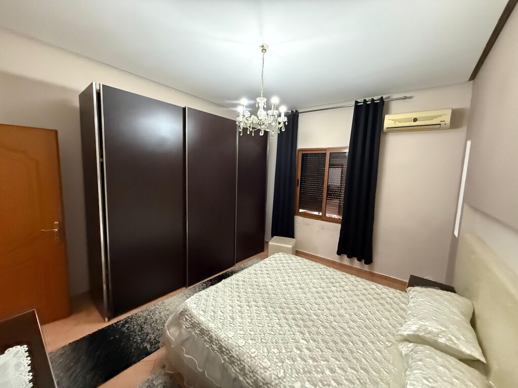 📣 AFFITTO Appartamento 2+1 con Parcheggio 📍 Vicino a Casa Italia ✨   🏠 Parte di Villa 🪜 Piano 1  🛋️ Arredato con Condizioni Moderne   💶 Prezzo 50.000 Leke al Mese
