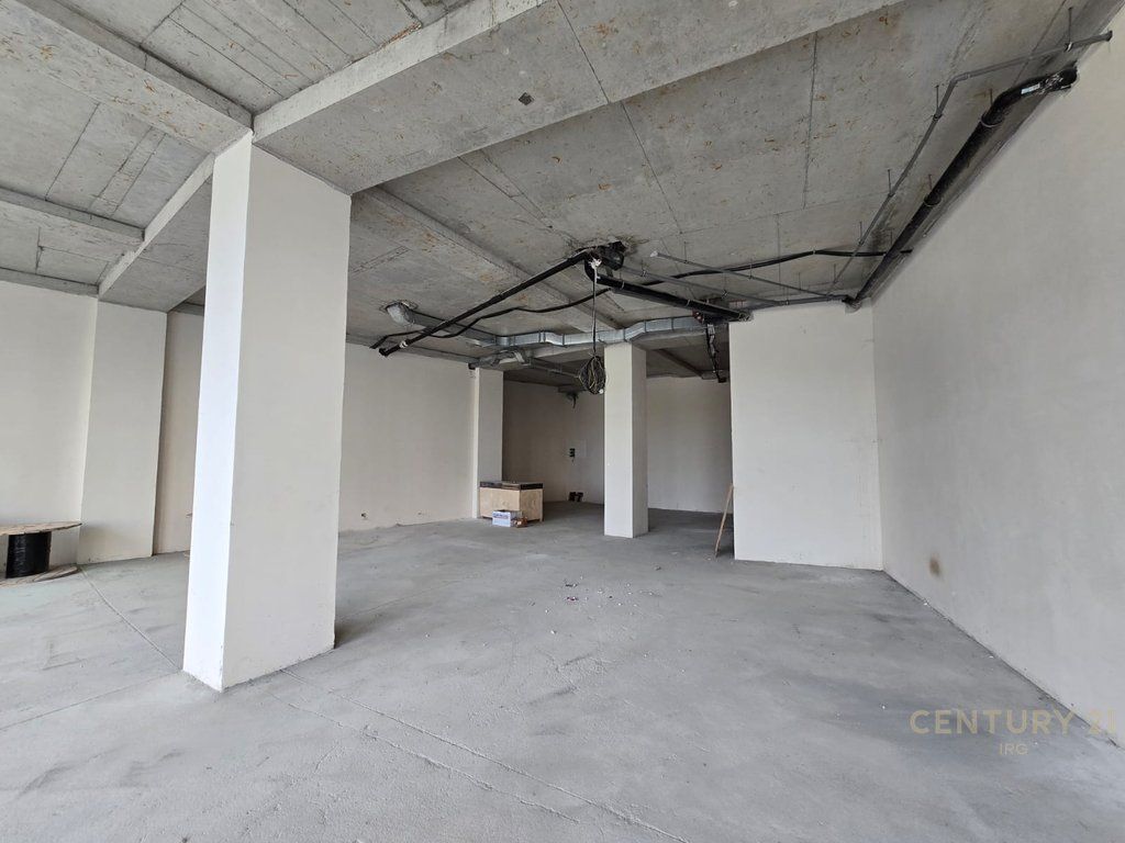 LOCALE COMMERCIALE IN AFFITTO CON 2 POSTI AUTO, PIANO TERRA PRESSO LAKE VIEW !!