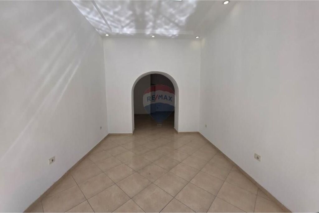 🏢 DYQAN ME QIRA – RRUGA ALI DEMI, VLORË