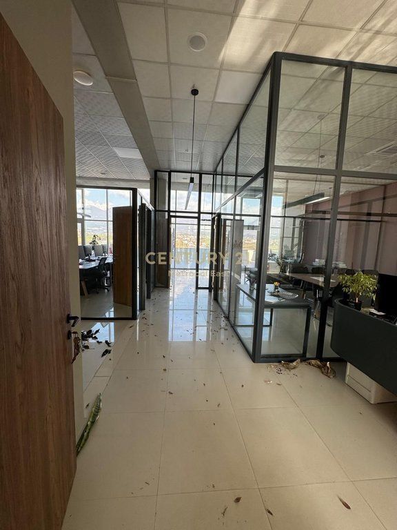 JEPET ME QIRA AMBJENT KOMERCIAL+VERANDE PANORAMIKE+ 2 VENDE PARKIMI NE ZONEN E SAUKUT